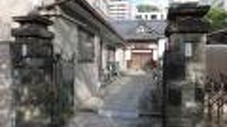 玄関前に水桶とお供えの榊が置かれていました