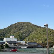 遠くからも山の上に見えました