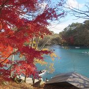 紅葉と毘沙門沼の水の色は素晴らしいコントラストでした。