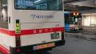 名鉄百貨店の本館とメンズ館の間に立地