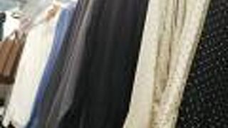 細長いショッピングモール