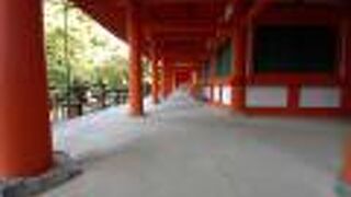 （春日大社回廊 ）朱塗りの柱がずらりと並んで美しい