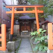 神田の出世稲荷神社の鳥居と本社殿です。場所は、判りにくいです