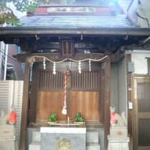 神田須田町の出世稲荷神社の本社殿です。いたって簡素な造りです