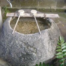 神田須田町の出世稲荷神社の手水鉢です。素朴な感じがします。
