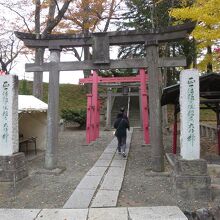 二の丸公園から鶴ヶ城天守閣に向かう途中にある稲荷神社