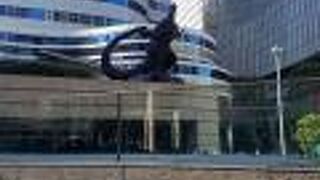 ゴジラ像が建っている高さまで階段で上ると見晴らしが良くなる