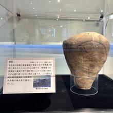 壺棺は熱心に観察