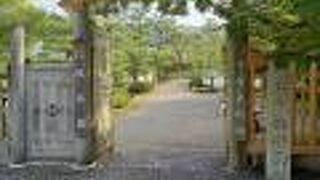 （依水園）古代中国の青銅器や朝鮮の高麗･李朝の磁器などを所蔵・展示