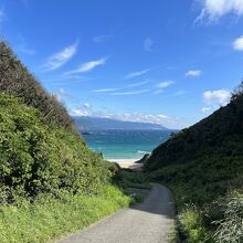 坂の先に見える海水浴場