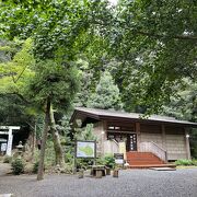 伊豆山神社本宮への登り口にある