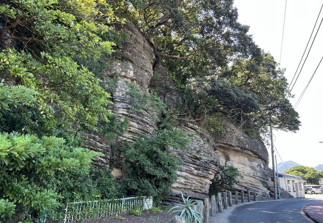 地殻変動のあとが刻まれた島