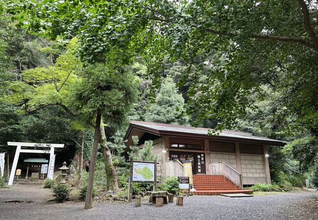 伊豆山神社本宮への登り口にある