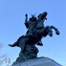 馬の躍動感と兜が素晴らしい