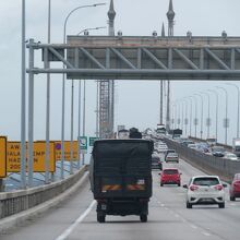 ペナン・ブリッジのアーチ型部分へ上って行く途中の様子