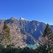 黒部湖と綺麗な山並みが見えました