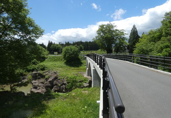 名勝「厳美渓」に架かる竹筋橋