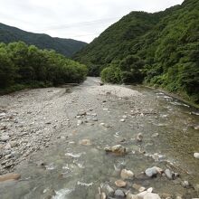 ホテル湯の陣の前を流れる湯檜曽川。