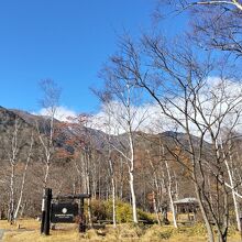 湯の湖の目の前で、湖畔前バス停の目の前