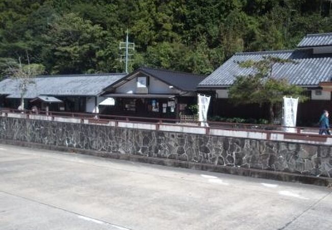 瓦そばの店もある道の駅