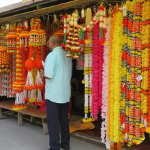 ヒンズー教寺院に捧げる花のお店。ここのは造花でした。