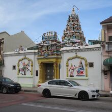 マスジット・カピタン・クリン通りに面した側は裏門で…、