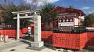 たくさんある朱色に塗られた玉垣