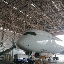 格納庫に駐機されてる機材