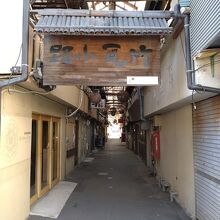 竹炭を並べた屋根