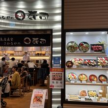 カウンター内は職人さんがたくさんいます。