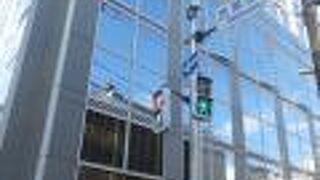 交差点のビルの前