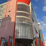 市場や図書館もある駅前庁舎