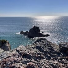 記念碑のそばの岩の上から