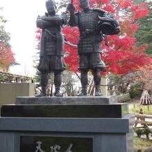 上杉景勝と直江兼続が並ぶ「天と人」の像