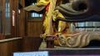 対面に二つの獅子