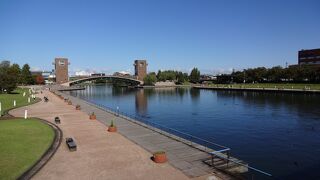 交通の便が悪く駅から徒歩20分と結構遠いが、水辺の景観をゆったりと楽しんだ