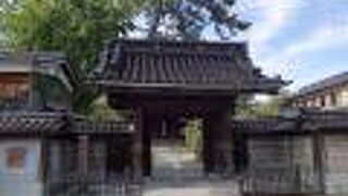 見事な彫刻と枝垂桜