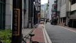 縦に連なる看板がある意味、銀座っぽい