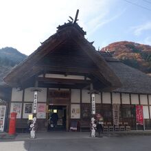 湯野上温泉駅舎です。