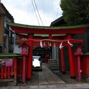 商店街の中に鎮座する神社