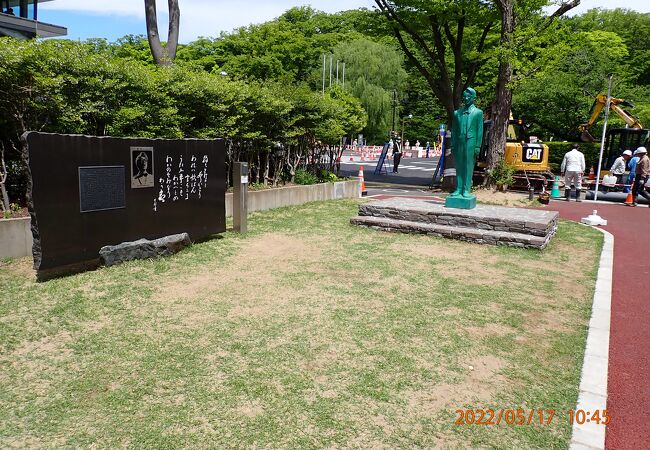 千秋公園の中土橋通りと明徳館小路の角に