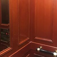 歴史を感じる木のエレベーター