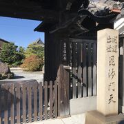 伊藤若冲の花卉図天井画で知られる寺