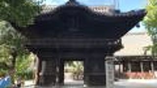 大きくてなかなか立派な四天王立像が安置された楼門