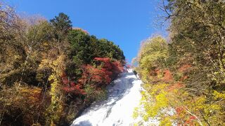湯ノ湖の紅葉が終わっていても、湯滝付近はまだ楽しめます