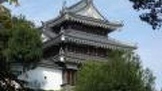 入り口が狭く、分かりづらい。外から見ると立派な建物です。