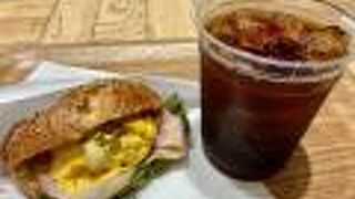 お店は狭いです