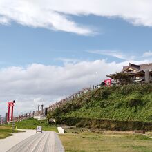 蕪島の頂上に鎮座する蕪島神社