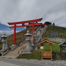 島の入口から鳥居をくぐり階段を上り蕪島神社へ参拝