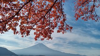 紅葉の河口湖と富士山